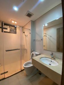 Ванная комната в Hi-Home - Ngoai Giao Doan Apartment at Tay Ho Tay/Starlake