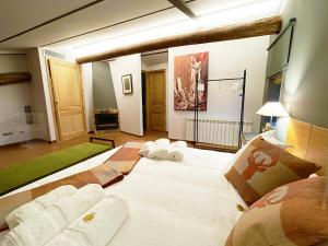 ein Schlafzimmer mit einem großen weißen Bett in einem Zimmer in der Unterkunft Masia de Queralt Luxury Casa Rural Spa y Vistas in Concabella