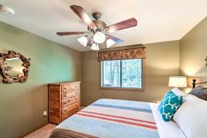 1 dormitorio con ventilador de techo y 1 cama en Prescott Cabin with Beautiful Forest Views and Deck! en Prescott