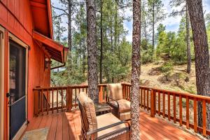 Balkón nebo terasa v ubytování Deck and Forest Views Peaceful Prescott Cabin