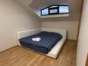 Postel nebo postele na pokoji v ubytování Прекрасная двухуровневая квартира с террасой