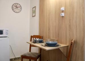 a small table with two bowls on top of it at Szabads&aacute;g Apartman P&eacute;cs in P&eacute;cs