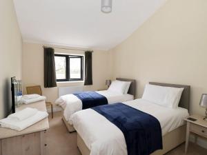 um quarto de hotel com duas camas e uma janela em Woodland View - Ukc3893 em Coton in the Elms