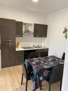 uma cozinha com uma mesa com uma toalha de mesa em Modern Apartment Third Floor em Bruxelas