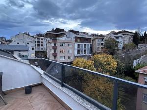 balcón con vistas a una ciudad con edificios en Прекрасная двухуровневая квартира с террасой, en Estambul