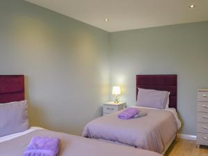 dos camas sentadas una al lado de la otra en un dormitorio en Lucys Lodge - Ukc2202 en Doddington