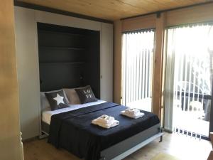 um quarto com uma cama com duas toalhas em HUEPIL, Monoambiente Centrico em San Martín de los Andes