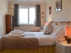 a bedroom with a large bed with a window at Scotties Retreat in Wrafton