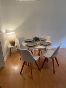 stół jadalny z krzesłami i stół z płytami w obiekcie LE GAMBETTA w mieście Boulogne-sur-Mer