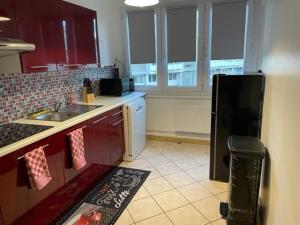 kuchnia ze zlewem i czarną lodówką w obiekcie LE GAMBETTA w mieście Boulogne-sur-Mer +4 zdjęcia