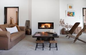 uma sala de estar com um sofá e uma lareira em La Grange de Fer I Classée 5 étoiles em Saint-Ferréol-Trente-Pas