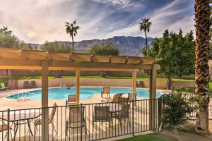 uma piscina com um gazebo e cadeiras em redor em Resort Apt in Heart of Palm Springs with Pools and Tennis em Palm Springs