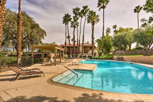uma piscina com cadeiras e palmeiras em Resort Apt in Heart of Palm Springs with Pools and Tennis em Palm Springs