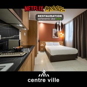 una camera d'albergo con letto e cucina di Corner-Set Cholet Centre a Cholet