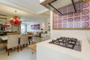 Dapur atau dapur kecil di Apartamento confortável e bem decorado a poucos passos da Beiramar Norte P1925