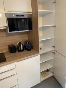 Kuchnia lub aneks kuchenny w obiekcie Méribel 2 pièces avec cabine, centre, proche commerce et pistes avec parking et wifi état neuf