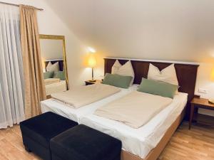 ein Hotelzimmer mit 2 Betten und einem Spiegel in der Unterkunft Apartment am Hohlbach in Gruibingen in Gruibingen