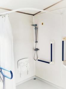 La salle de bains est pourvue d'une douche et d'un lavabo. dans l'établissement 31 solent village, à Porchfield