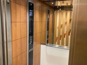 winda w budynku ze szklanymi drzwiami w obiekcie Méribel 2 pièces avec cabine, centre, proche commerce et pistes avec parking et wifi état neuf w mieście Les Allues
