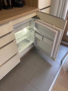 Kuchnia lub aneks kuchenny w obiekcie Méribel 2 pièces avec cabine, centre, proche commerce et pistes avec parking et wifi état neuf