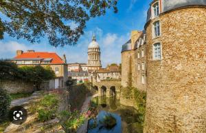 widok na miasto z mostem i budynkami w obiekcie LE GAMBETTA w mieście Boulogne-sur-Mer
