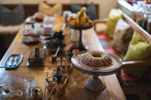 une table avec un beignet assis au-dessus dans l'établissement Guesthouse Novak, à Dvor