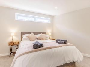um quarto com uma cama grande com duas toalhas em Kingsleys Lodge em Barnstaple