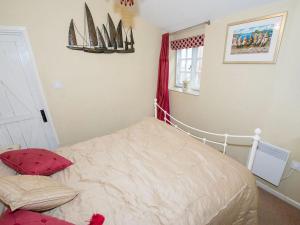 een slaapkamer met een bed en een raam bij Cobble Cottage30c - Ukc2846 in Blakeney