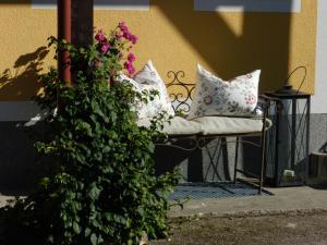 A seating area at Hinterramsebn