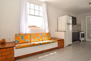 cocina con sofá, ventana y nevera en Apto para 4 hóspedes a 50m da Praia nos Ingleses P2002, en Florianópolis