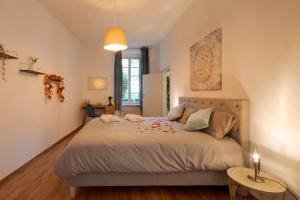 um quarto com uma cama grande com flores vermelhas em Cuore di Relais e Châteaux 5 STELLE in Bellinzona CITY OF CASTLES -By EasyLife Swiss em Bellinzona