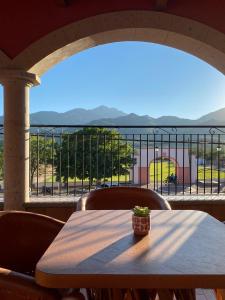 een tafel en stoelen met uitzicht op de oceaan bij Hotel Real de los Alamos in Álamos