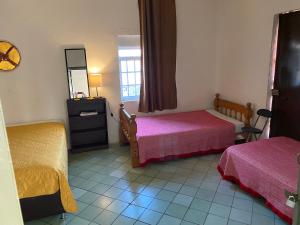 Ένα ή περισσότερα κρεβάτια σε δωμάτιο στο Hostal Santuario de las Libelulas