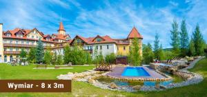 ein großes Gebäude mit einem Pool im Hof in der Unterkunft St Lukas Medical & SPA in Świeradów-Zdrój