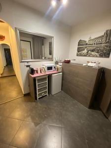 una pequeña cocina con encimera y microondas en B&B La Piazzetta della Pioggia, en Bolonia