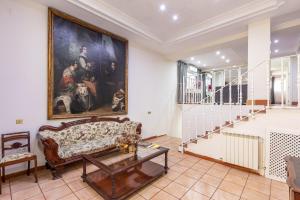 salon z kanapą i obrazem na ścianie w obiekcie Las Casas de Moratin w Sewilli
