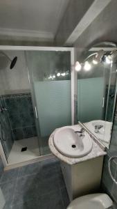 La salle de bains est pourvue d'un lavabo et d'une douche. dans l'établissement PISABEL, à Sanlúcar de Barrameda