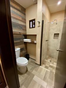 łazienka z toaletą i prysznicem w obiekcie Hotel Real de los Alamos w mieście Álamos