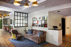 a living room with a couch and a book shelf at Beacon Hill Hotel in Boston