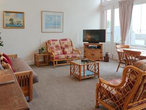 ein Wohnzimmer mit einem Sofa und einem TV in der Unterkunft Seascape in Ramsgate
