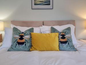 un letto con due cuscini sopra di Gardeners Cottage a Mudford