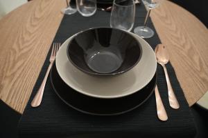 una placa en blanco y negro sobre una mesa con cubiertos en A&K HOME, en Ceglie Messapica