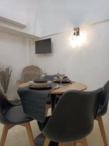 comedor con mesa y sillas con copas de vino en A&K HOME, en Ceglie Messapica