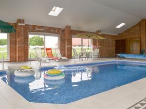 una piscina en una casa con en Koi Keep - Ukc1909 en Doddington