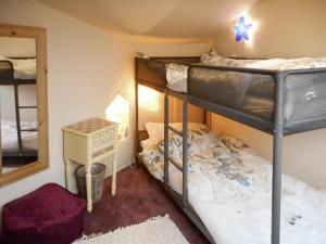 1 Schlafzimmer mit 2 Etagenbetten und einem Spiegel in der Unterkunft Birkenhead Cottage in Hebden Bridge