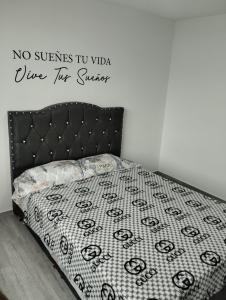 Postel nebo postele na pokoji v ubytování APARTAMENTO COMODO Y ELEGANTE EN RICAURTE CUNDINAMARCA a