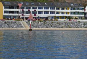 ヘルゴラントにあるHotel Hochseeinselの水の隣の大きな建物