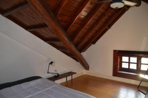 - une chambre avec un lit et un plafond en bois dans l'établissement Le Tre Valli, à Sora