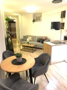 Posedenie v ubytovaní Moderno Apartament