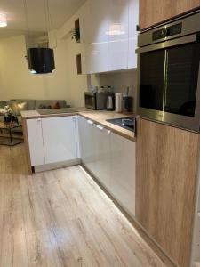 Kuchyňa alebo kuchynka v ubytovaní Moderno Apartament
